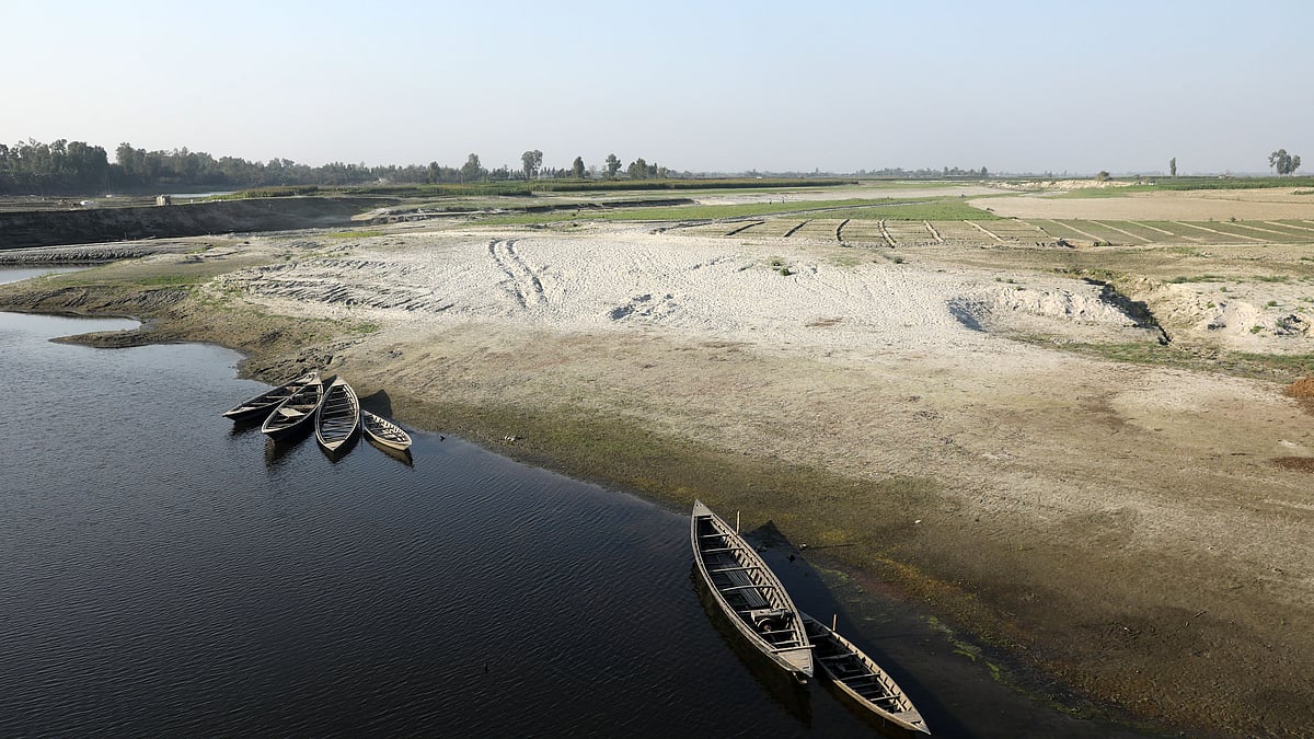 ছোট হয়ে আসা যমুনার পাড়ে বেঁধে রাখা নৌকা 