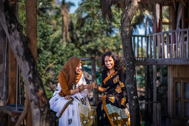 চায়ের কাপেই তো জমে নির্বাচনী আড্ডা। সঙ্গে চা থিমের শাড়ি হলে বেশ হয়