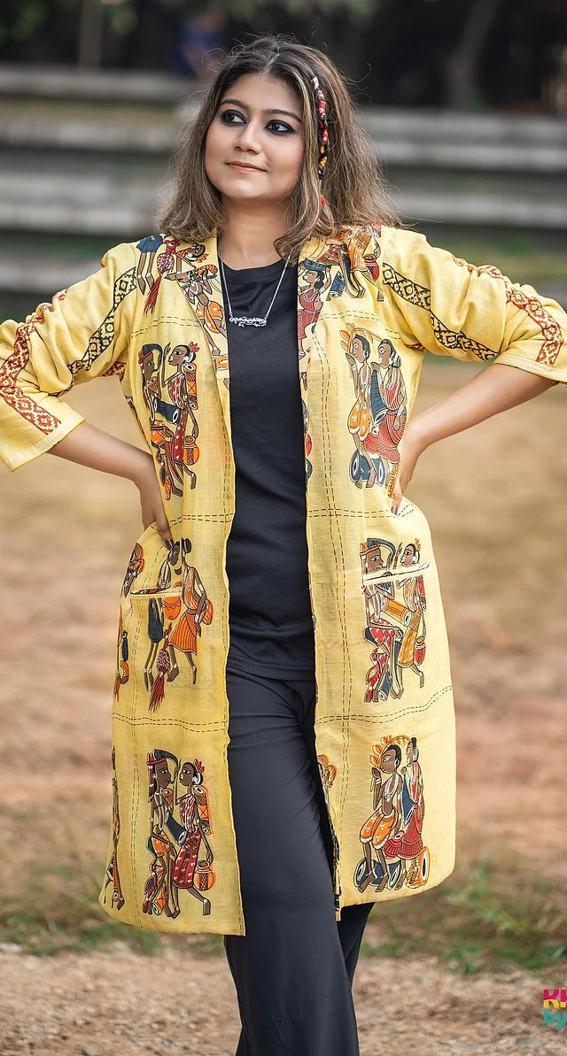 টিশার্ট জিন্সেই স্বস্তি পান? সঙ্গে গায়ে চড়িয়ে নিন একটা ফোক আর্টের র‍্যাপ। 