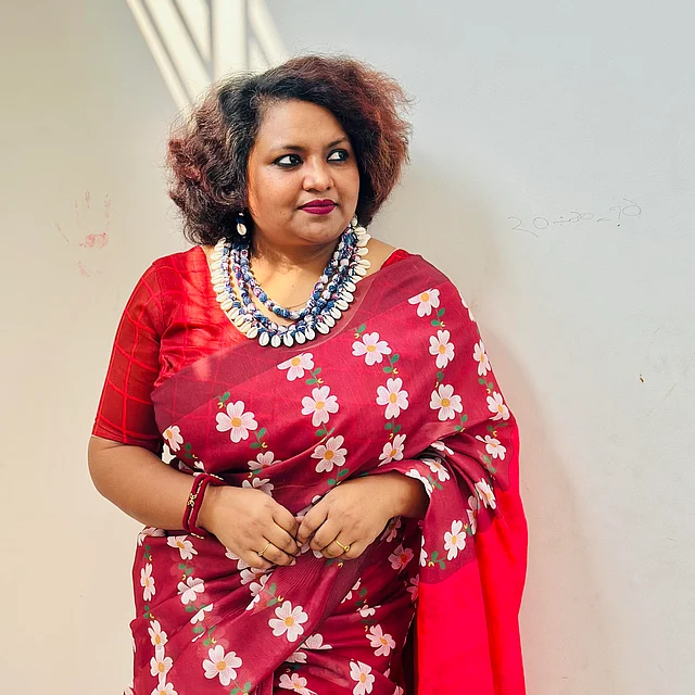 বসন্ত, ভালোবাসা আর নির্বাচনের খুশিতে একটা নজরকাড়া লাল শাড়ি পরে ফেলুন। সঙ্গে স্টেটমেন্ট গয়না পরতে ভুলবেন না। 