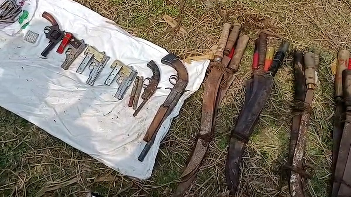 নির্বাচনের আগে কুমিল্লা সীমান্তে ডোবা থেকে উদ্ধার বিপুল অবৈধ অস্ত্র