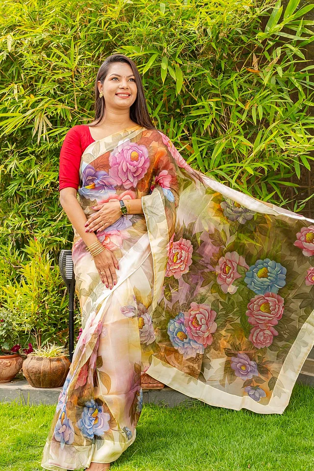 এমন দিনে একটা ফুলেল হ্যান্ডপেইন্টের শাড়ি পরে ভোট দিতে বের হলে চারিদিকে ছড়াবে পজিটিভ ভাইব 