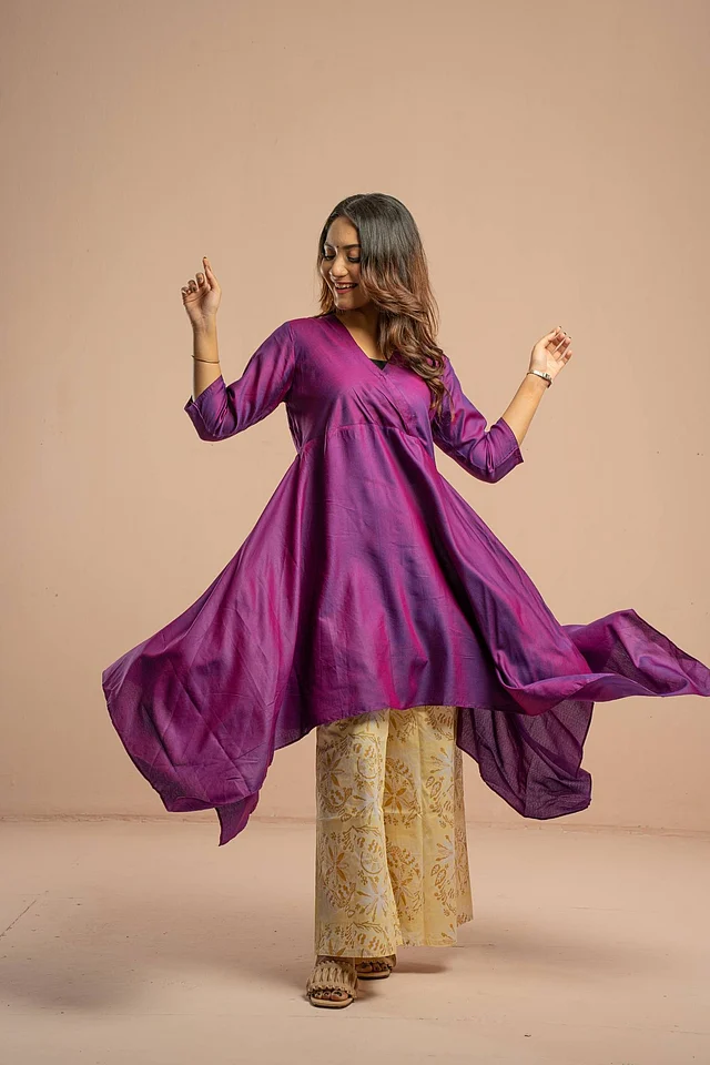 একেবারে ব্যতিক্রমী সিলুয়েটের এমন একটা কুর্তি হলে কিন্তু আপনিই নজর কাড়বেন এদিন 