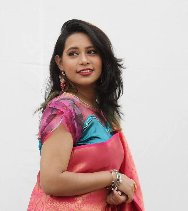 যে শাড়িই পরুন না কেন, একটা স্টেটমেন্ট ব্লাউজ বেছে নিন