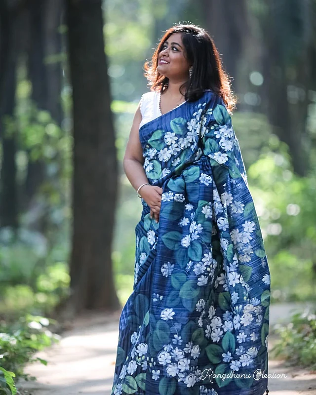 লাল-হলুদের বাইরে গিয়ে নীল শাড়িতে সাজান নিজেকে। ফুলেল থিমই বেশি ভালো লাগবে