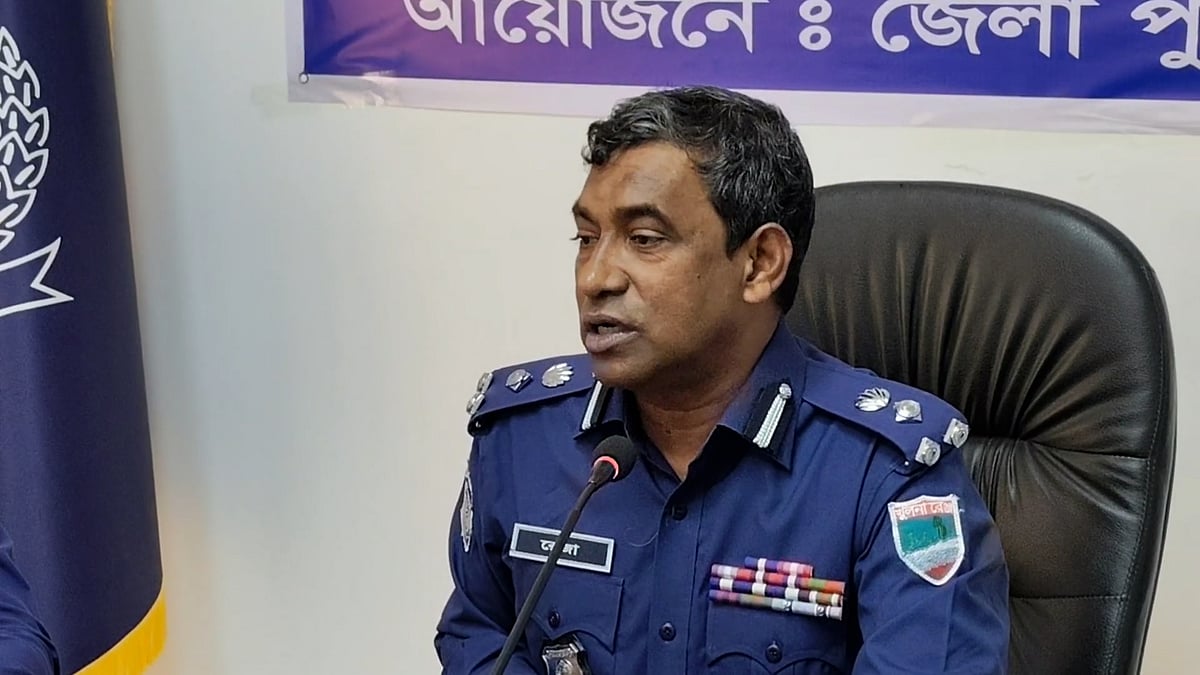ভোটকেন্দ্র দখল হলে আমরা ইউনিফর্ম পরে বসে থাকব, তা মনে করবেন না: খুলনা রেঞ্জ ডিআইজি