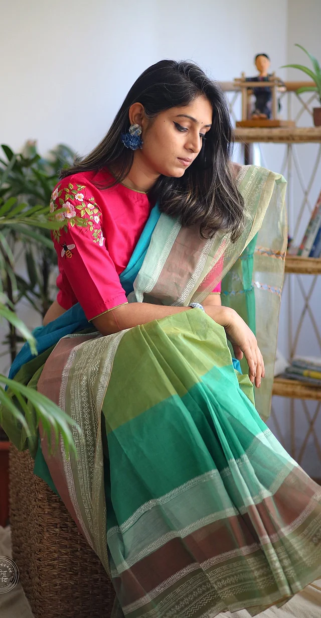 ক্লাসি লুকের জন্য এমন একটা তাঁতের শাড়িই যথেষ্ট। তবে সঙ্গে নজরকাড়া  ডিজাইনের ব্লাউজ রাখুন। 