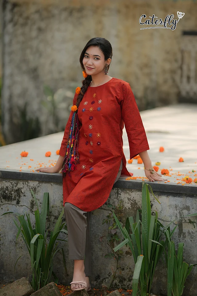 বসন্তের আমেজে রঙিন কুর্তি, প্লেন প্যান্ট আর গাঁদা ফুলের সাজ দেবে আলাদা লুক 