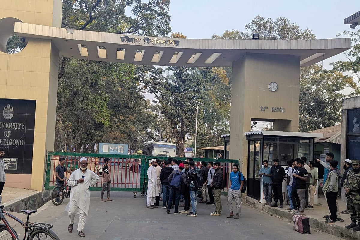 ভোটের জন্য বাসের দাবি, মূল ফটকে তালা দিল চাকসু