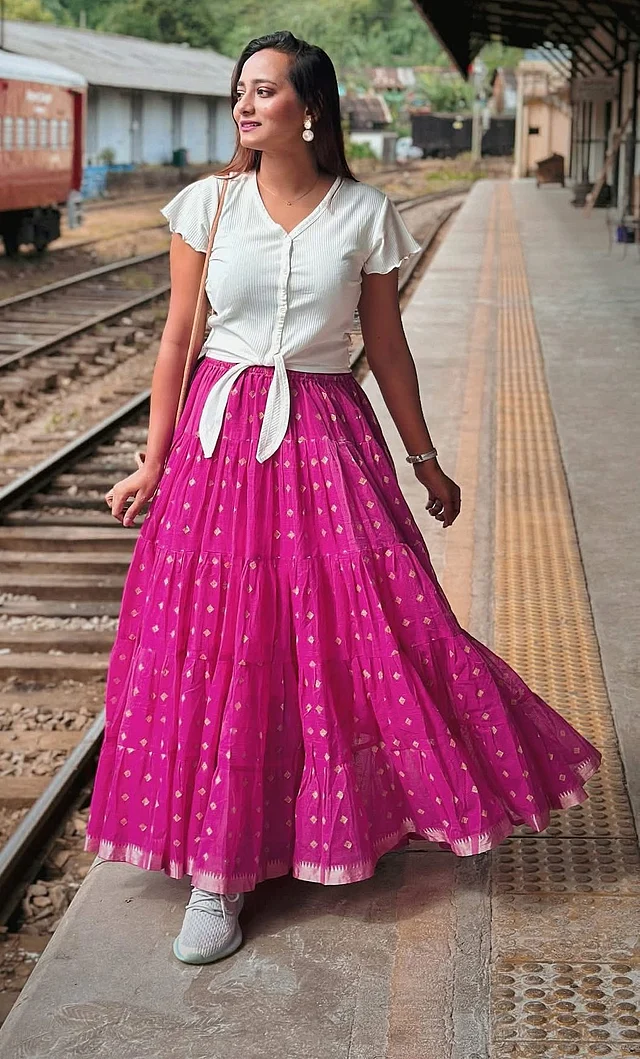 ফ্লেয়ার দেওয়া লং স্কার্ট বেছে নিন সিম্পল টপের সঙ্গে। স্নিকার্স পরুন হাঁটার সুবিধার্থে