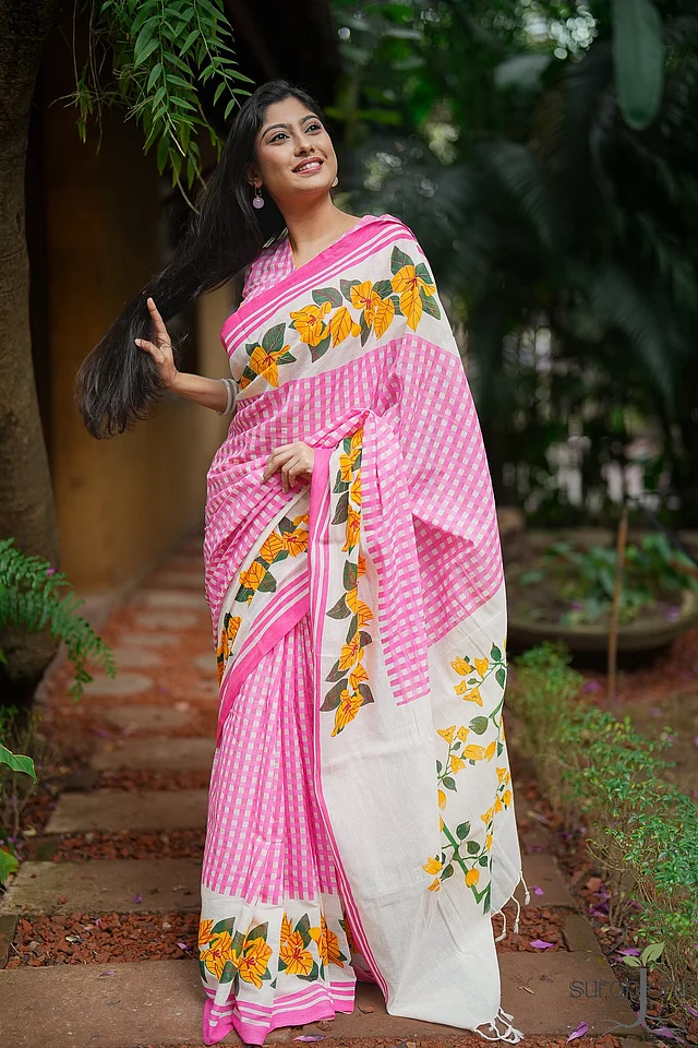 এবার বসন্ত সাজে ট্রেন্ডের তুঙ্গে আছে গোলাপি। এমন একটা ফুলেল শাড়িতে ফুরফুরে লুক বেছে নিন 