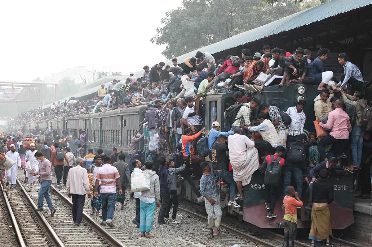 ভোট দিতে ঢাকা ছাড়ছেন মানুষ, ট্রেনে–বাসে উপচে পড়া ভিড়