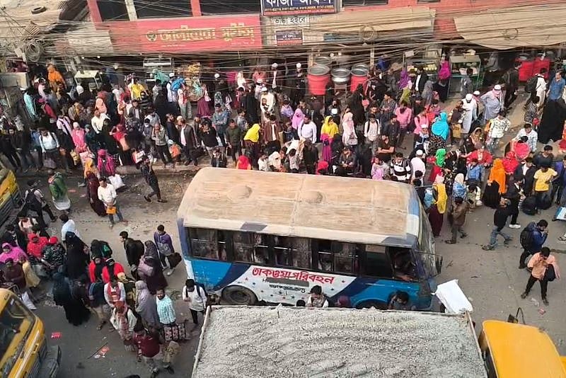 ভোট দিতে বাড়ি ফিরছেন শ্রমিকেরা, যানজট আর বাড়তি ভাড়া নিয়ে দুর্ভোগ