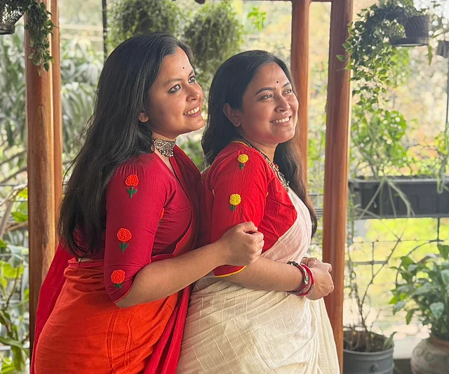 ফুলেল থিমের ব্লাউজ খুব ভালো লাগবে এই ঋতুতে