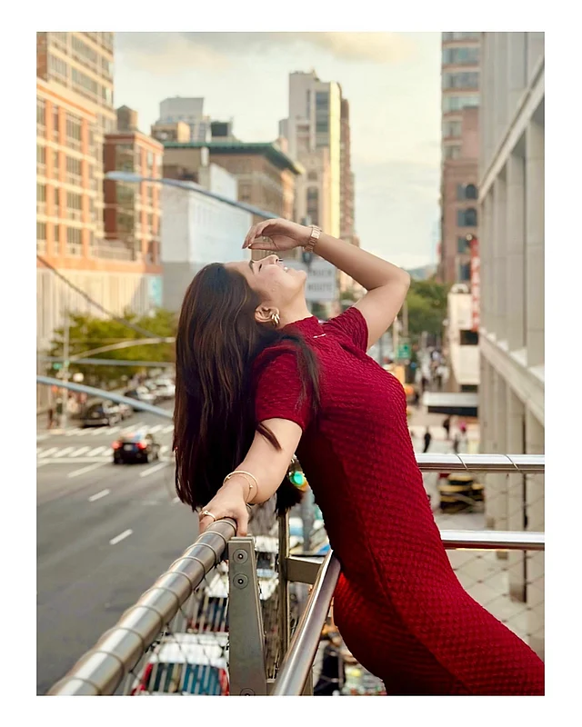 বডিকন হাইনেক নিটেড ড্রেসে দেখা যাচ্ছে স্পর্শিয়াকে