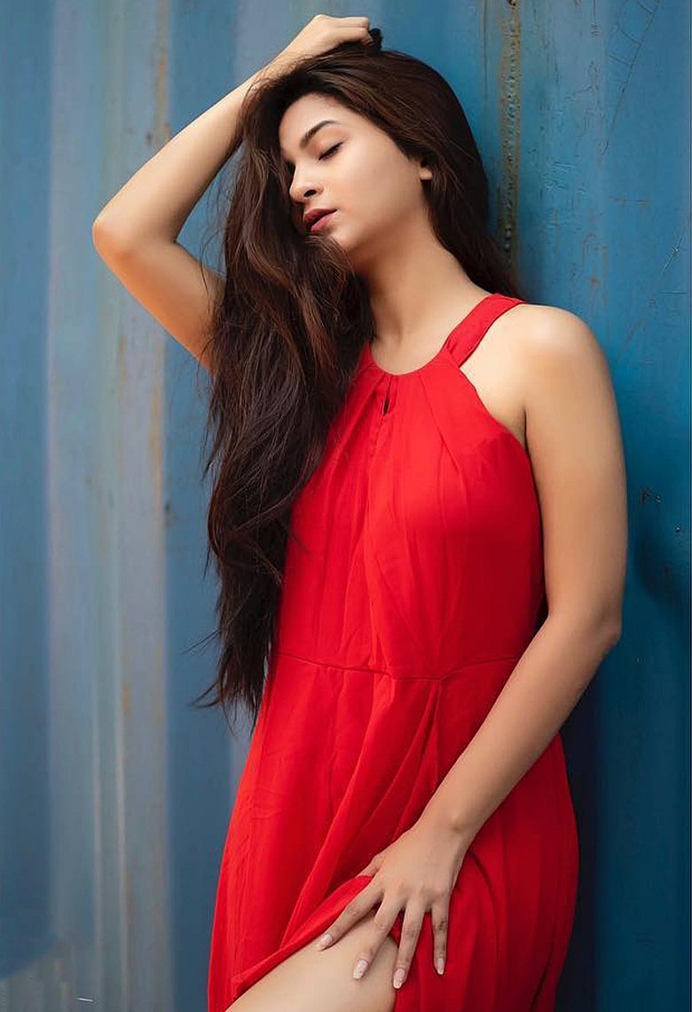 ভালোবাসার লালের স্পর্শে স্পর্শিয়ার ৬টি আকর্ষণীয় লুক