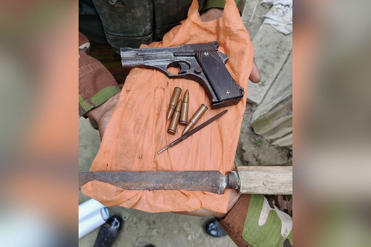 ফেনীতে গরুর খামার থেকে বিদেশি পিস্তল ও গুলি উদ্ধার