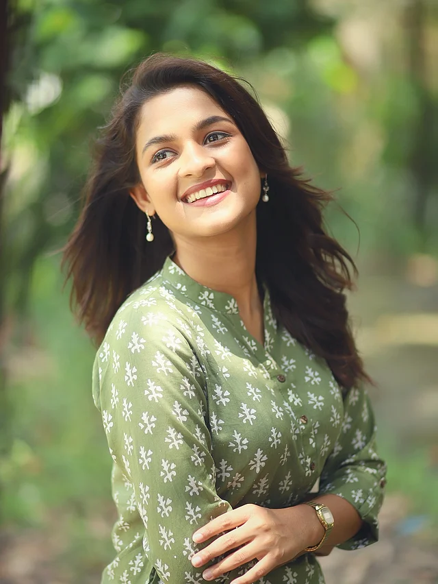 হালকা নীল, সবুজ বা প্যাস্টেল শেড ভোটের দিনের পরিবেশের সঙ্গে বেশ মানিয়ে যাবে