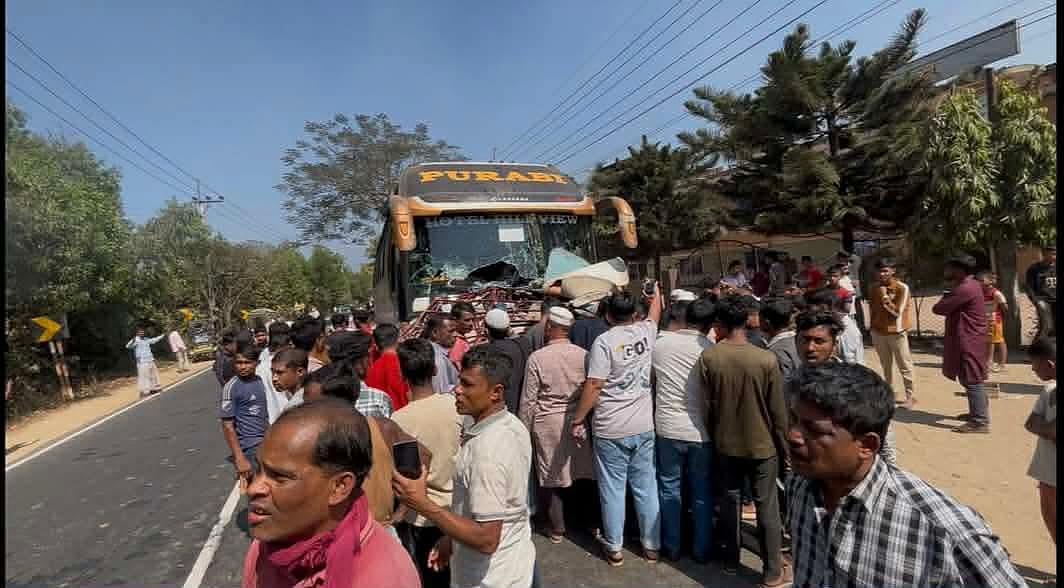 চকরিয়ায় বাসচাপায় ইজিবাইকের চালক নিহত