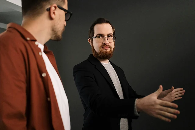 যদি দেখেন কথার চেয়ে অজুহাত বেশি, আবেগের চেয়ে দায়িত্ব কম তাহলে সন্দিহান হোন