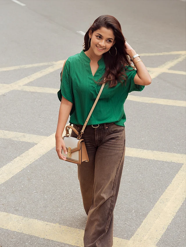 ক্রস-বডি ব্যাগ বা ছোট স্লিং ব্যাগ হলে ভালো হয়