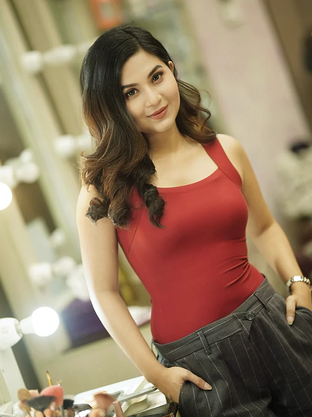 এখানে তিনি পরেছেন ট্যাংক টপ 