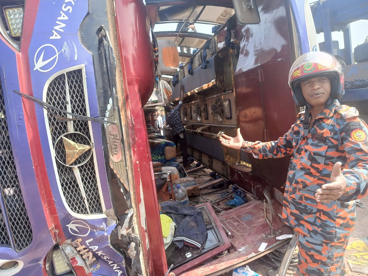 ফরিদপুরে দ্রুতগতিতে ঘোরার সময় নিয়ন্ত্রণ হারায় যাত্রীবাহী বাস, উল্টে ২ যাত্রী নিহত