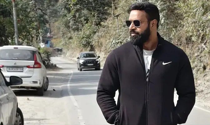 ভারতে এক মুসলিম বৃদ্ধের পাশে দাঁড়িয়ে ‘নায়ক’ বনে গেলেন যিনি