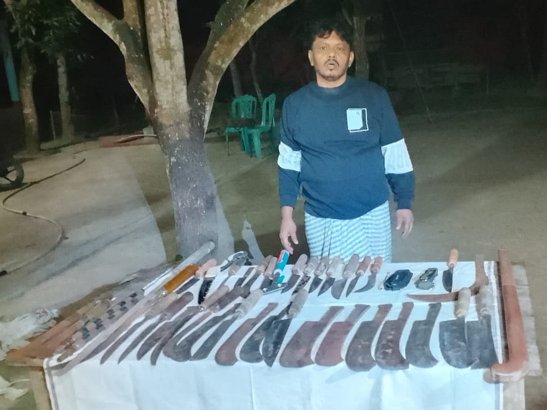 শরীয়তপুরে সাবেক ইউপি চেয়ারম্যানসহ দুজনকে আটক, ৪১টি ধারালো অস্ত্র উদ্ধার