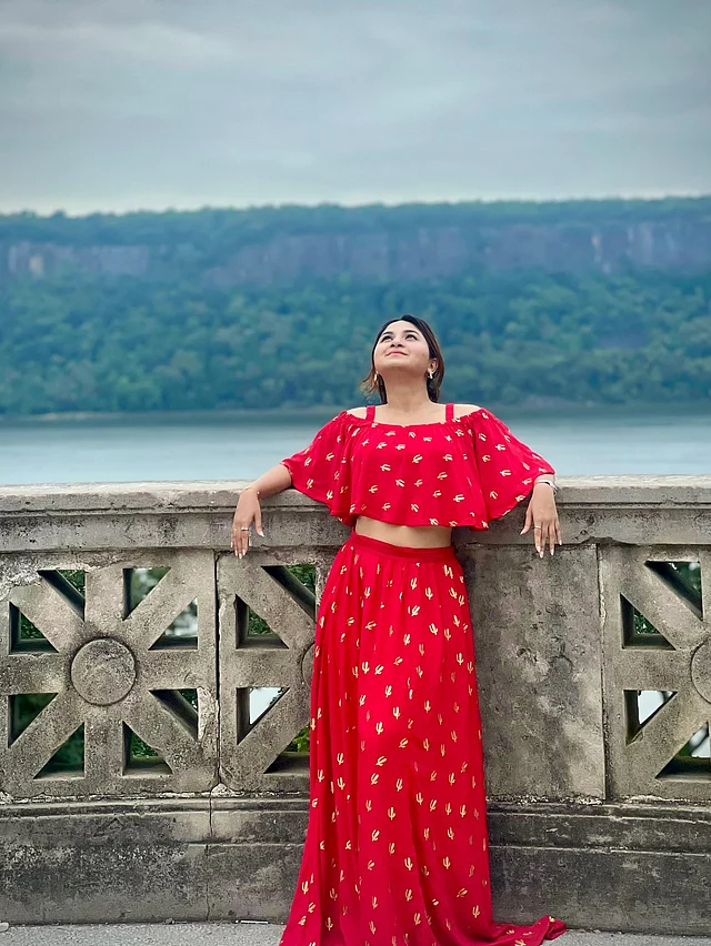 লাল টু পার্ট ম্যাক্সি ড্রেসে স্পর্শিয়া