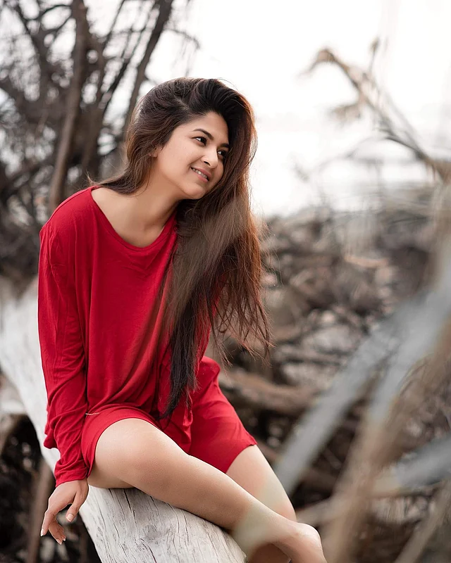 শুধুমাত্র লাল ফুলস্লিভ লম্বা টিশার্টে আবেদন ছড়াচ্ছেন স্পর্শিয়া