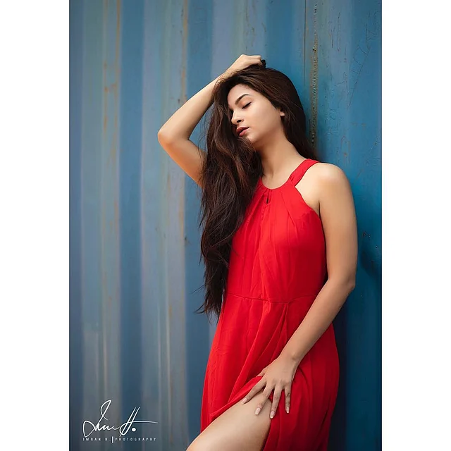 লাল থাই স্লিট স্লিভলেস ফ্লোয়ি ড্রেসে স্পর্শিয়া