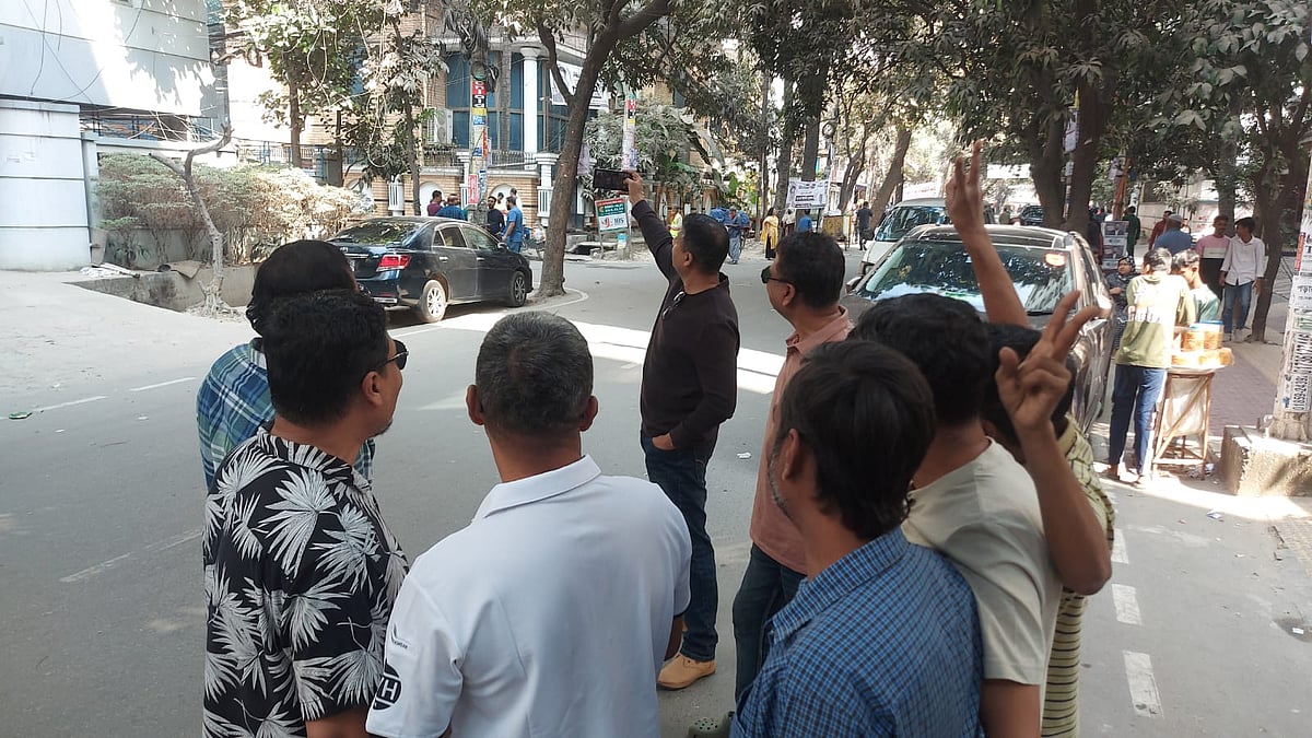 কেন্দ্রে ভোট, বাইরে হাসি-আড্ডা, সেলফি