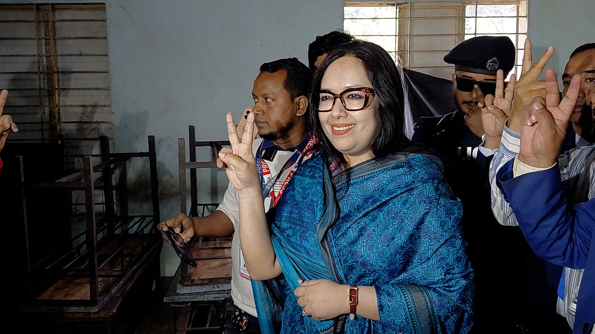 নিজ কেন্দ্রে ভোট দিলেন স্বতন্ত্র প্রার্থী রুমিন ফারহানা