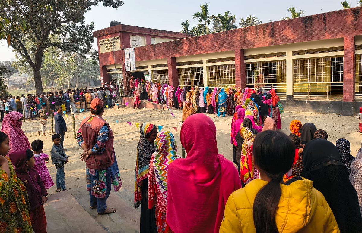 ‘মেলাহন ধইরা লাইনে দাঁড়াইয়া আছি, ভোট চলতাছে আস্তে আস্তে’