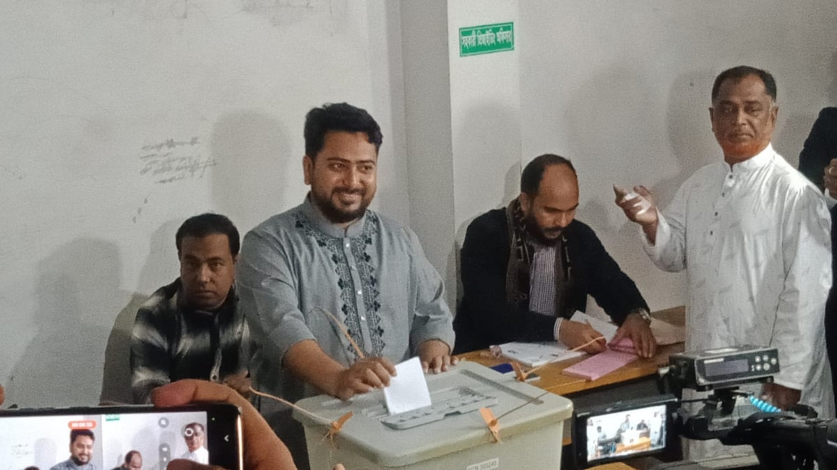 ২ হাজার ভোটের ব্যবধানে জিতলেন এনসিপির নাহিদ ইসলাম