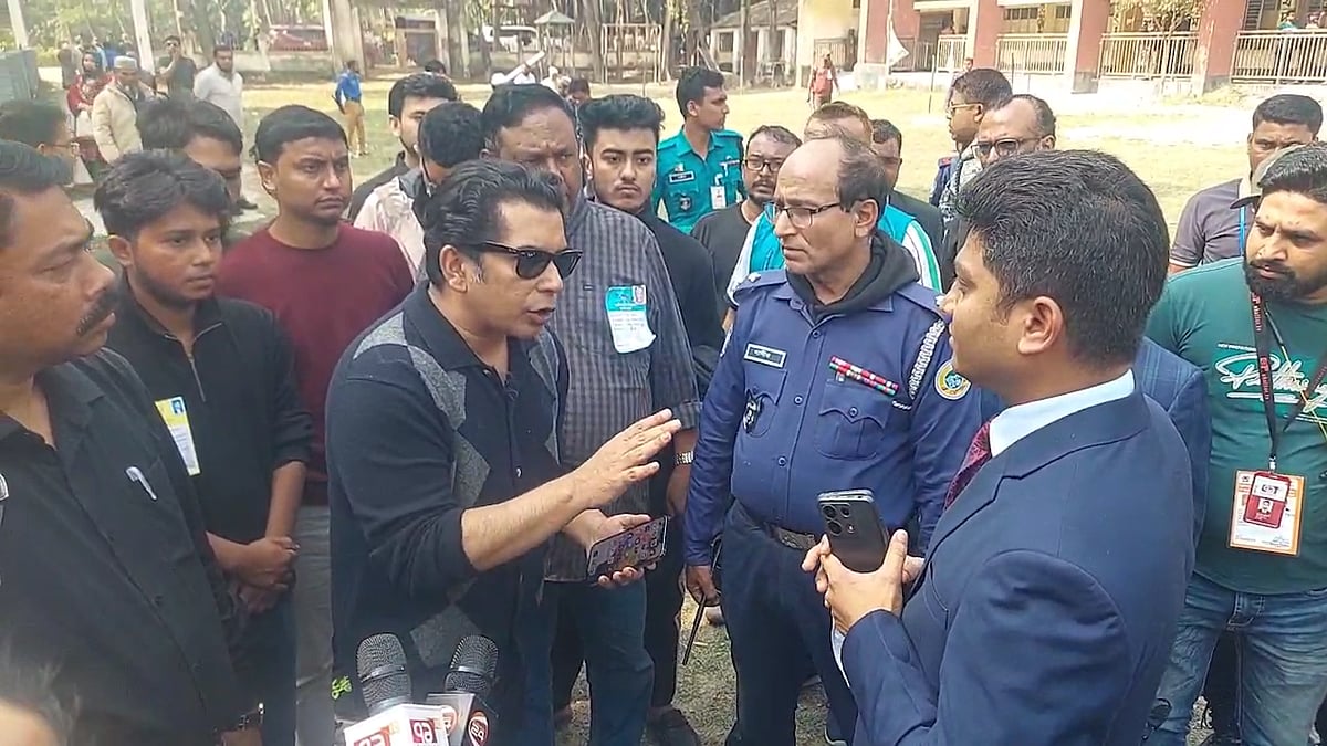 ভোলা-১ আসনে ককটেল ফাটিয়ে ব্যালট ছিনতাইয়ের চেষ্টা, সোয়া দুই ঘণ্টা পর পুনরায় ভোট গ্রহণ