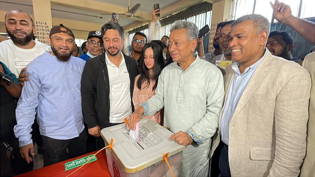 মানুষ স্বতঃস্ফূর্তভাবে ভোট দিচ্ছে: আমীর খসরু