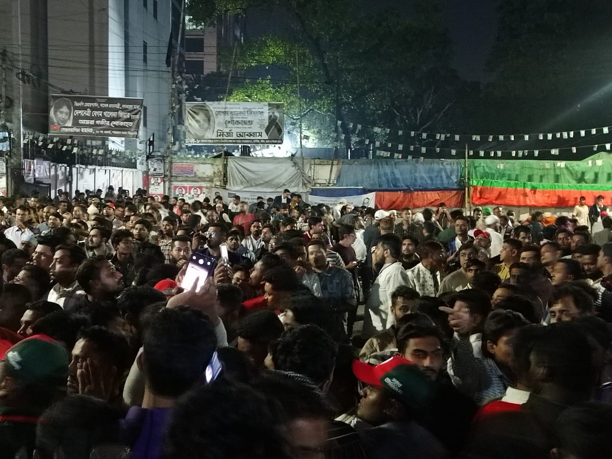 ঢাকা বিভাগীয় কমিশনারের কার্যালয়ের বাইরে মির্জা আব্বাসের সমর্থকদের অবস্থান, স্লোগান