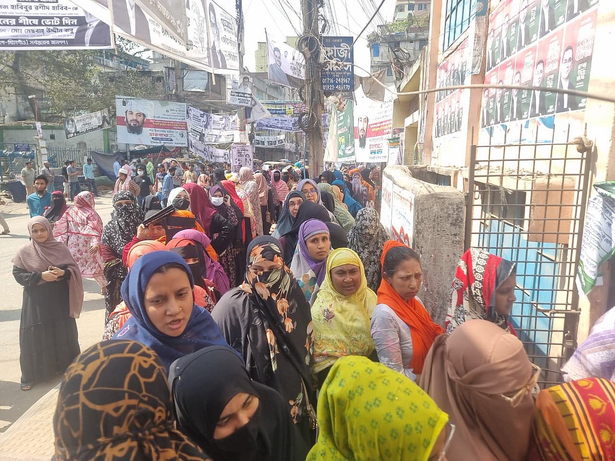 'আধা ঘণ্টা রোদের মধ্যে দাঁড়িয়ে আছি, এখনো ভোট দিতে পারিনি'