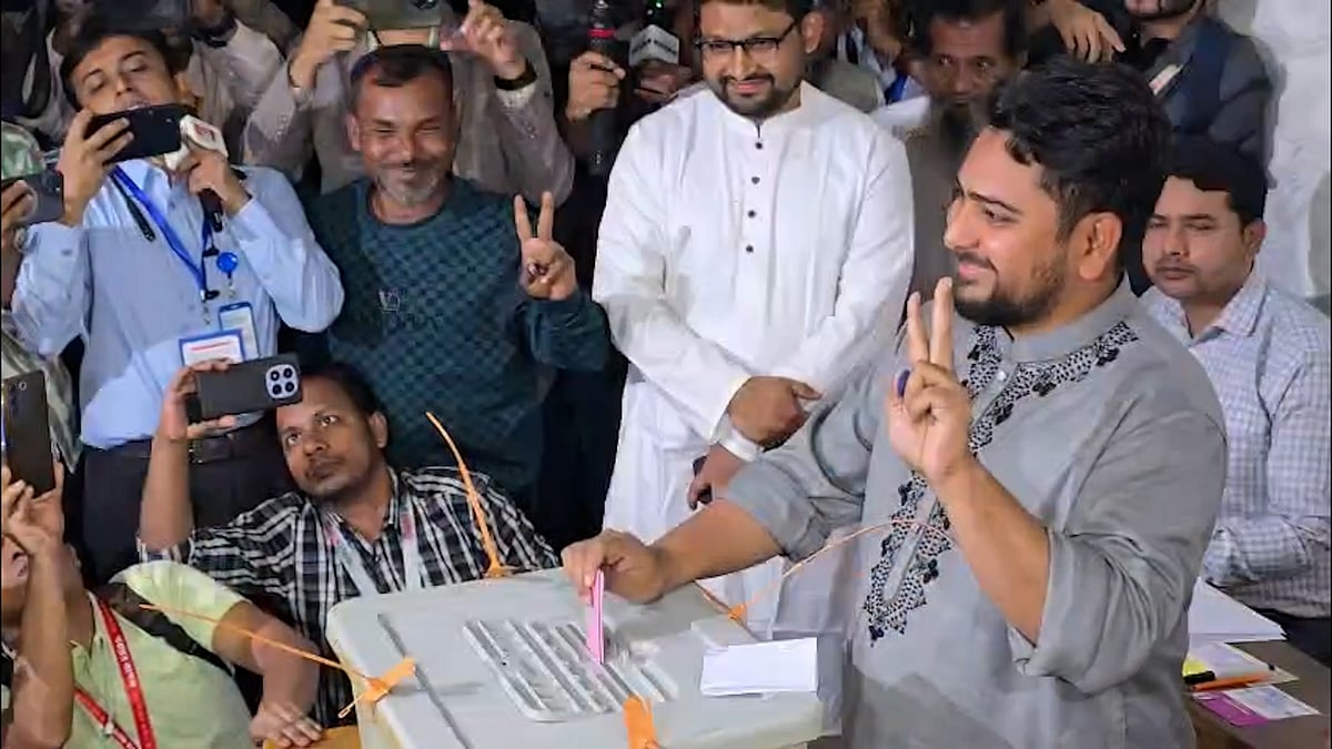 বেরাইদে ভোট দিলেন এনসিপির আহ্বায়ক নাহিদ ইসলাম