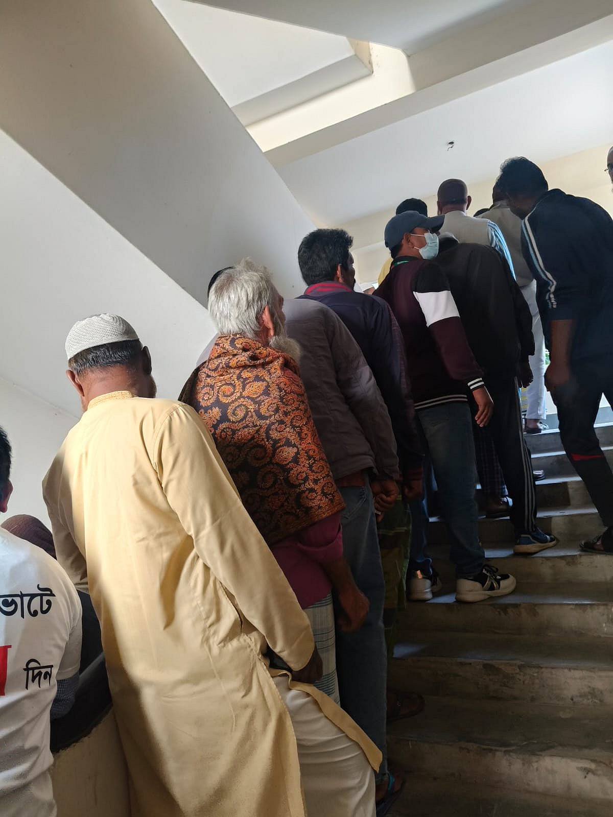 ঢাকার এক কেন্দ্রে ভোটারদের দীর্ঘ সারি, ভোট গ্রহণের গতি কিছুটা ধীর