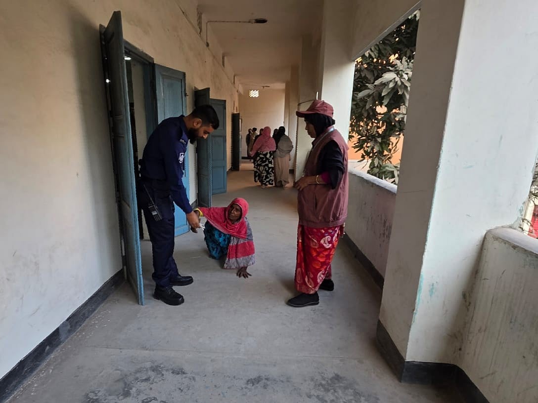 ‘সিঁড়ি দিয়া হামাগুড়ি দিয়া উঠতে জান যায়, তবুও আইছি ভোট দিতে’