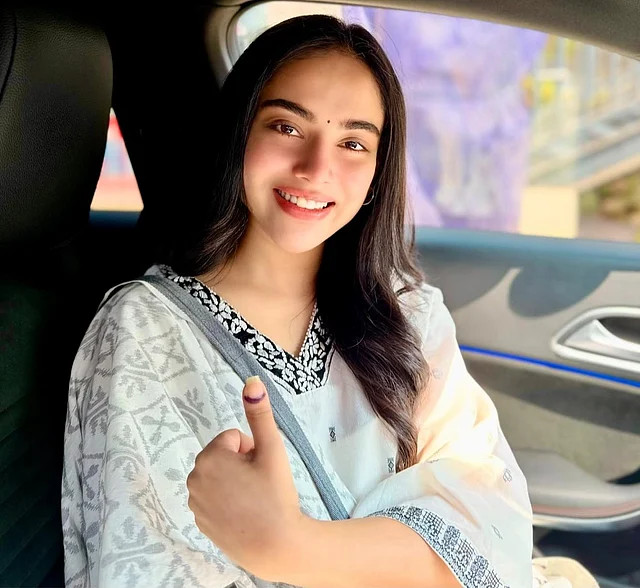 তমা মির্জার একেবারে ন্যাচারল লুকে স্নিগ্ধতা ছড়িয়ে পড়ছে। সাদা-কালো কারুকাজ করা বর্ডারের সাদা সালওয়ার কামিজ ও ধূসর ব্লকের ওড়না পরেছেন তিনি। ছোট কালো টিপ, খোলা চুল আর মিষ্টি হাসি নজর কাড়ছে