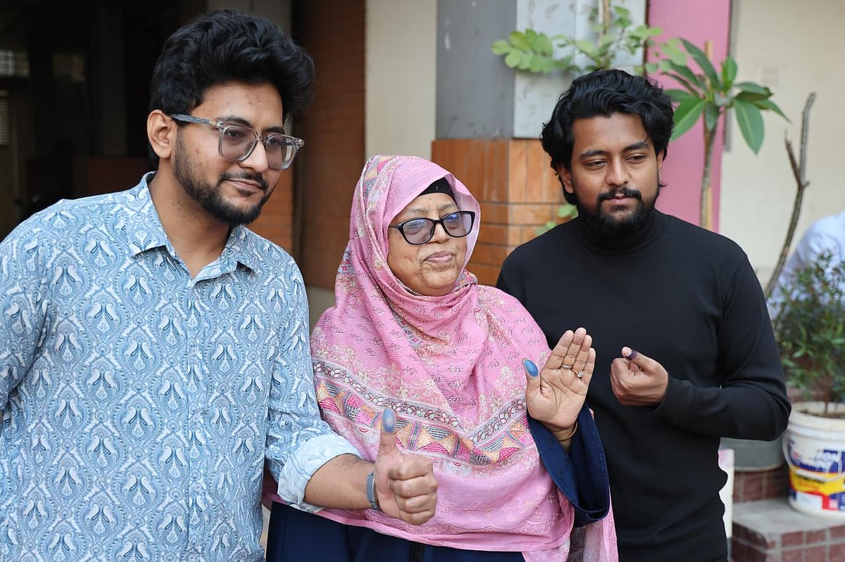 ভোট দিয়ে হাসিমুখে তরুণেরা