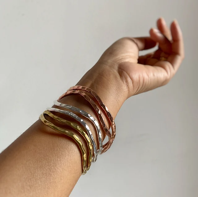 ব্যতিক্রমী ডিজাইনের চুড়ি হলে বেশ হয়