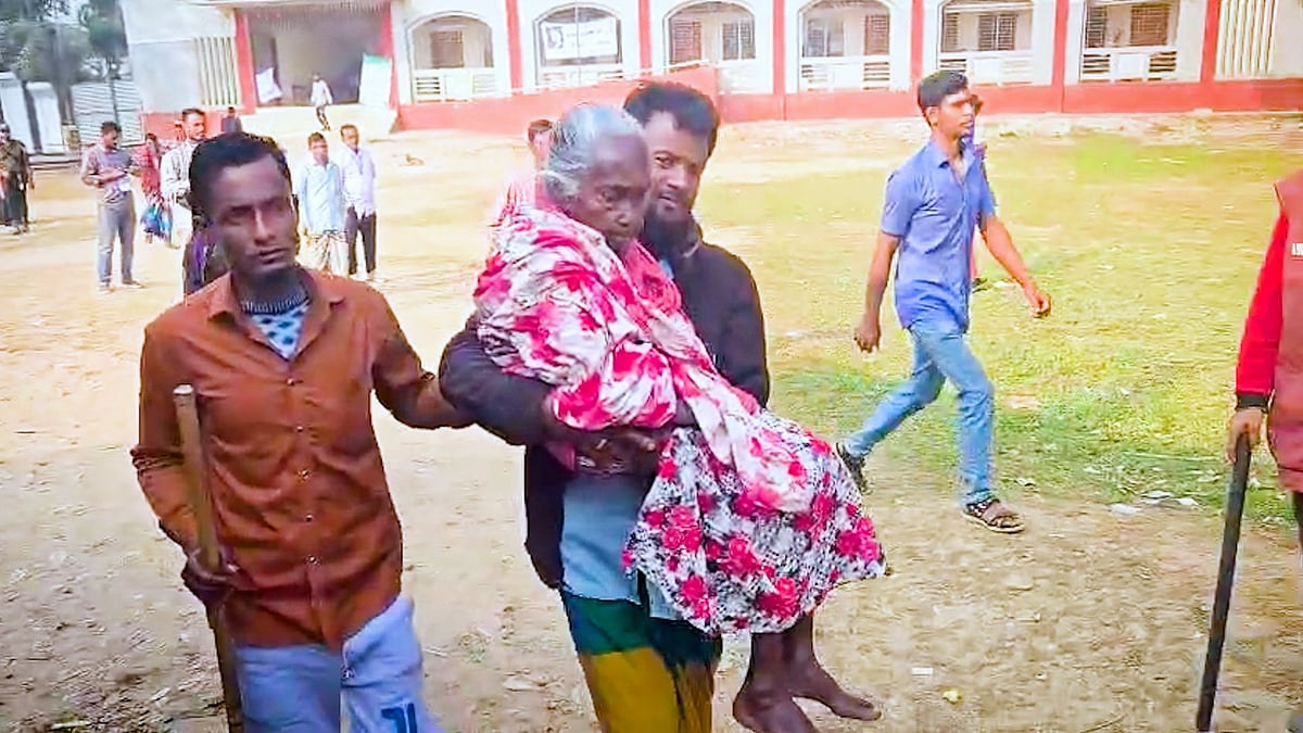 দুই নাতির কাঁধে চড়ে ভোট দিতে এলেন ১২০ বছর বয়সী তৈয়বজান