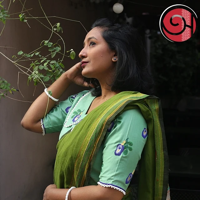 এমন একটা ফুলেল অপরাজিতা ব্লাউজ হলে আলাদা করে অনুষঙ্গ নিয়ে ভাবতে হয় না। 