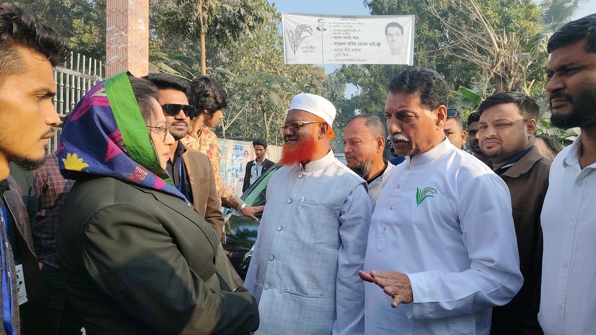 একই কেন্দ্রে একসঙ্গে ভোট দিলেন নরসিংদী-১ আসনের তিন প্রার্থী, কুশল বিনিময়