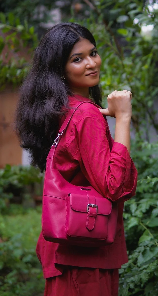 মনোক্রোম লুক এখন খুব ট্রেন্ডি। একই রঙের ব্যাগ হলে তো কথাই নেই